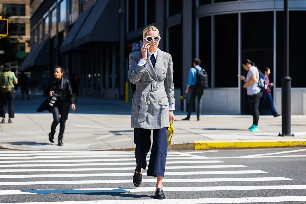 Penampilan para street styler di New York Fashion Week. (Image: popsugar.com)