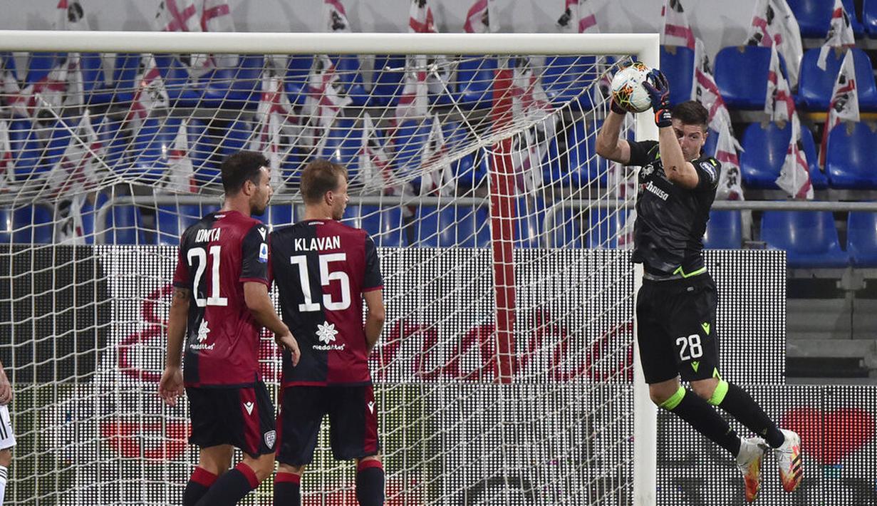 Kiper Cagliari, Alessio Cragno, menangkap bola saat melawan Juventus pada laga Serie A di Stadion Sardegna, Rabu (29/7/2020). Cagliari menang 2-0 atas Juventus. (Alessandro Tocco/Lapresse via AP)