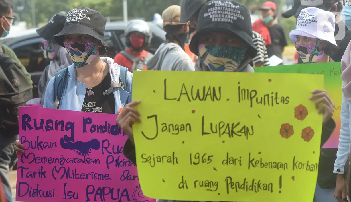 Massa buruh, mahasiswa dan pelajar berunjuk rasa di depan gedung Kementerian Pendidikan dan Kebudayaan, Jakarta, Selasa (17/11/2020). Mereka menuntut pencabutan UU Omnibus Law Cipta Kerja sekaligus memperingati Hari Pelajar Internasional yang bertepatan dengan aksi tersebut (merdeka.com/Imam Buhori)