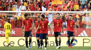 Pemain Spanyol Carlos Soler (kanan) melakukan selebrasi usai mencetak gol ke gawang Republik Ceko pada pertandingan sepak bola UEFA Nations League di Stadion La Rosaleda, Malaga, Spanyol, 12 Juni 2022. Spanyol menang 2-0. (AP Photo/Jose Breton)