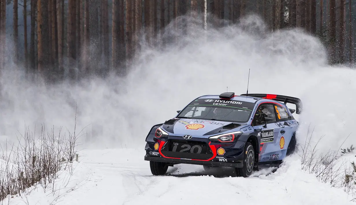 Pebalap Hyundai i20 Coupe WRC asal Belgia, Thierry Neuville, memacu mobilnya melintasi salju pada Reli Swedia 2017 di Torsby, Swedia, Jumat (10/2/2017). (EPA/Nikos Mitsouras)