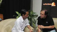  Jokowi pun tampak larut dalam perbincangan dengan Iwan Fals. Kunjungan Jokowi ke kediaman penyanyi bernama asli Virgiawan Listianto ini dilakukan sebelum rangkaian kampanye di Papua (Liputan6.com/Herman Zakharia)