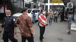 Warga berhamburan usai terjadi gempa di kawasan Polda Metro Jaya, Jakarta, Jumat (14/1/2022). Gempa terasa cukup besar selama beberapa menit. (Liputan6.com/Faizal Fanani)