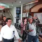 Rektor UNS Solo Jamal Wiwoho usai menjalani pemeriksaan yang dilakukan penyidik Kejati Jawa Tengah terkait kasus dugaan korupsi di Kejari Solo, Kamis (31/8).(Liputan6.com/Fajar Abrori)