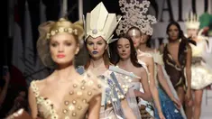 Sejumlah model berjalan diatas catwalk membawakan kreasi yang terbuat dari cokelat saat Beirut Cooking Festival ke-7 di Lebanon (16/11). Dalam peragaan ini, semua model menampilkan aneka kreasi cokelat yang dibentuk menjadi busana. (AFP Photo/Joseph Eid)