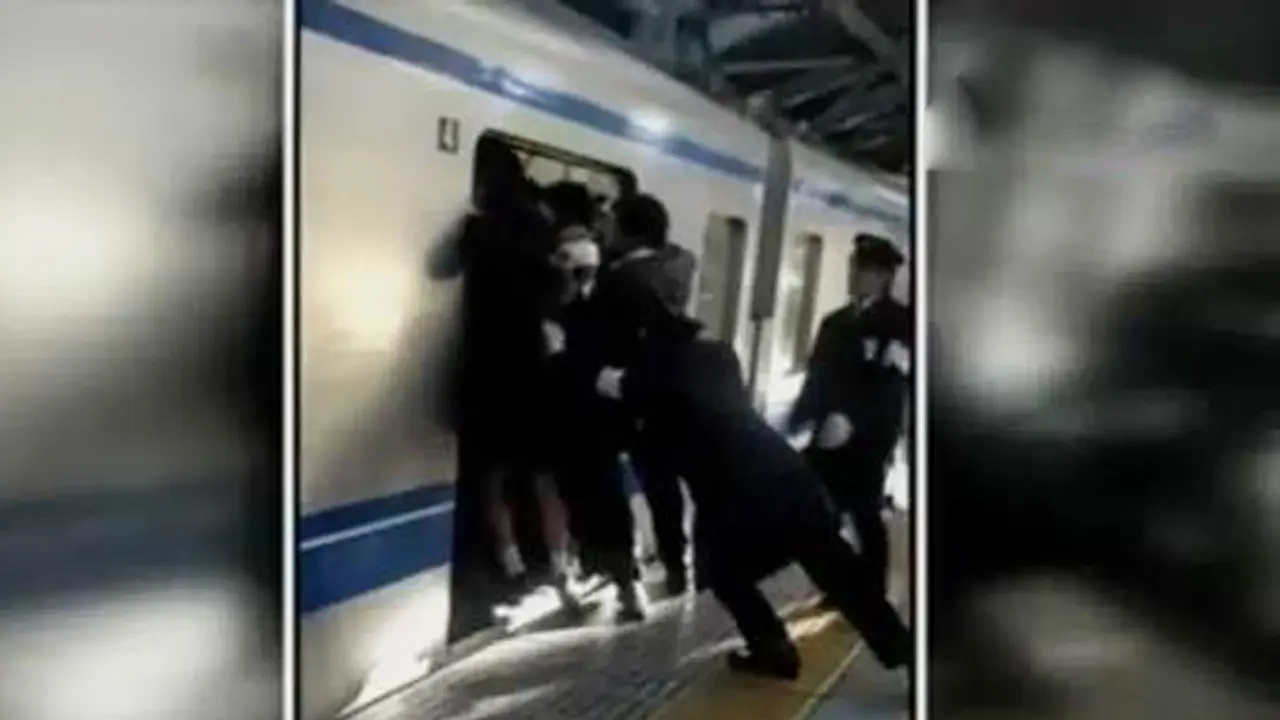 Saking Penuh, Jepang Punya Petugas Khusus Dorong Penumpang Kereta