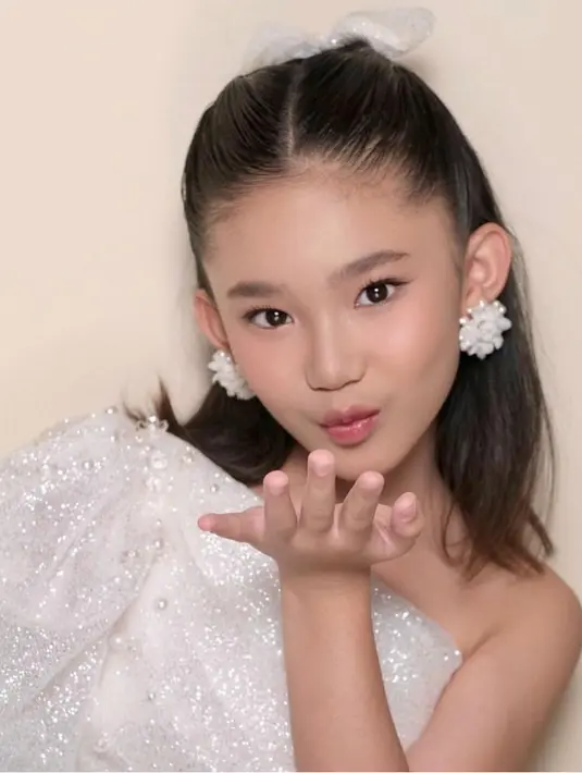 Anting putih sedikit besar dengan mutiara menjadi on point pada penampilannya. Ia pun tanpa mengenakan aksesorinya. [@dhirmanputra]