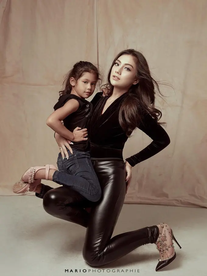 [Bintang] 8 Potret Kebersamaan Artis Indonesia dengan Sang Buah Hati