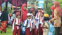 Alih-alih menggunakan “Basa Panginyongan” atau “Ngapak”, anak-anak zaman sekarang lebih banyak bertutur dengan bahasa Indonesia. (Foto: Liputan6.com/Muhamad Ridlo)