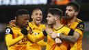 Para pemain Wolverhampton Wanderers merayakan gol yang dicetak oleh Pedro Neto ke gawang Chelsea pada laga Liga Inggris di Stadion Molineux, Rabu (16/12/2020). Chelsea tumbang dengan skor 2-1. (Michael Steele/Pool via AP)