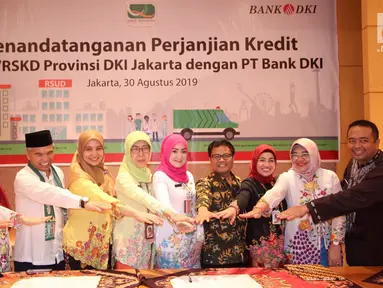 Direktur Kredit UMK & Usaha Syariah Bank DKI Babay Parid Wazdi (keempat kanan), Kadis Kesehatan DKI Jakarta Widyastuti dan 6 perwakilan RSUD DKI usai penandatanganan Persetujuan Kredit Modal Kerja Pinjaman Tetap Berjangka senilai Rp93 miliar di Jakarta, Jumat (30/8/2019). (Liputan6.com/HO/Budi)