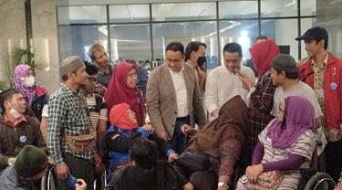 Gubernur DKI Jakarta Anies Baswedan dan penyandang disabilitas di JIS, Sabtu (25/6/2022) malam. (Liputan6.com/Winda Nelfira)