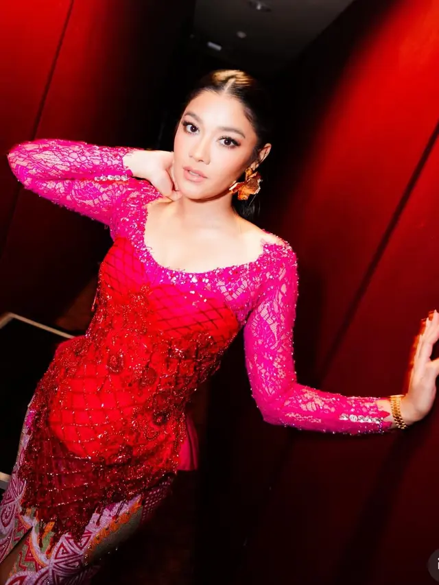 Naysila Mirdad saat Premier Film Mertua Ngeri Kali kenakan kain batik. [@naymirdad]