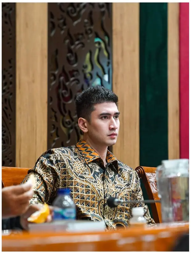 6 Gaya Verrell Bramasta Pakai Batik saat Rapat DPR RI, Tampil Modern dan Memukau