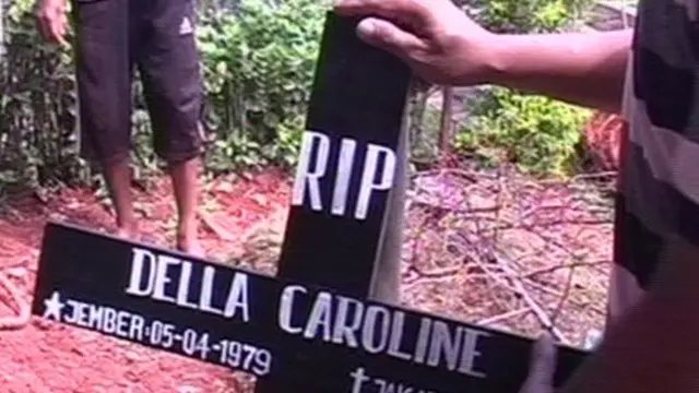 Ada Luka Tusukan Jarum di Leher Model Della Caroline
