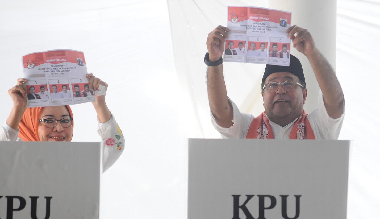 Calon wakil gubernur Jakarta nomor urut 3, Rano Karno (kanan) menunjukkan surat suara Pemilihan Gubernur DKI Jakarta pada Pemilihan Kepala Daerah (Pilkada) Serentak 2024 di Jakarta, Rabu (27/11/2024). (merdeka.com/Arie Basuki)