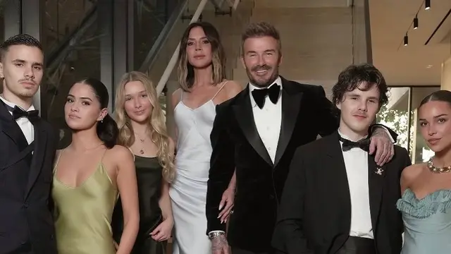 Victoria Beckham Tampil Elegan dalam Gaun Putih bak Pengantin di Pra-Pesta Ulang Tahun ke-50 David Beckham