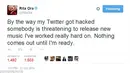 Rita Ora pernah berjanji akan mengeluaran lagu baru jika tweetnya mencapai 100.000 retweet. Malu karena tak berhasil, ia pun berdalih telah di-hack. (Daily Mail)