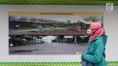 Seorang wanita melintasi lokasi pembangunan Spot Budaya di Dukuh Atas, Jakarta, Selasa (14/5/2019). Pembangunan Spot Budaya tersebut dilakukan guna menciptakan ruang ekspresi budaya di Ibu Kota. (Liputan6.com/Johan Tallo)