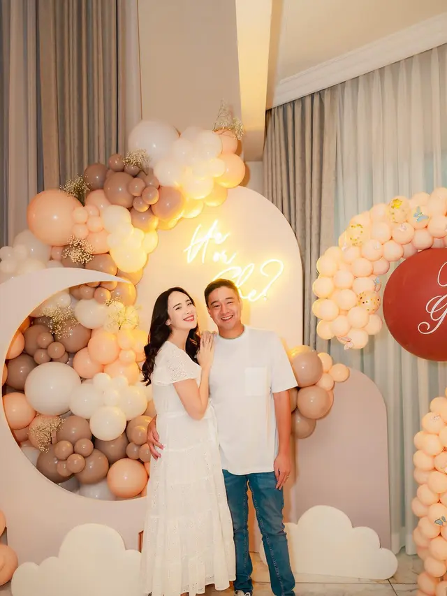 Hamil Anak Pertama, Ini 7 Momen Pamela Bowie Gelar Gender Reveal