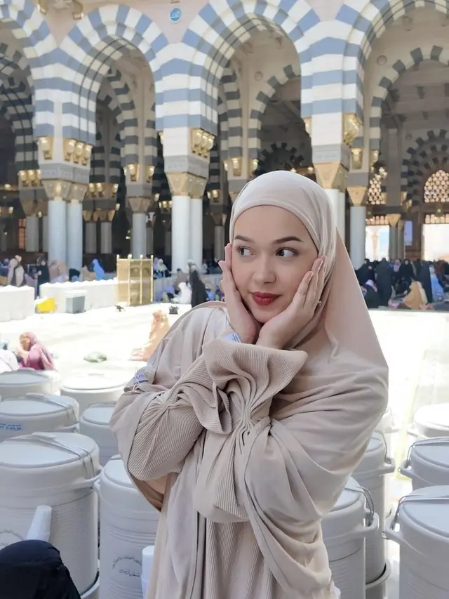 Tampilan Rebecca Klopper saat Umrah. [@rklopperr]