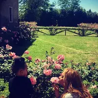 Beyonce dan putrinya, Blue Ivy Carter, menikmati hari minggu mereka yang cerah di taman bunga. (via instagram/@beyonce)