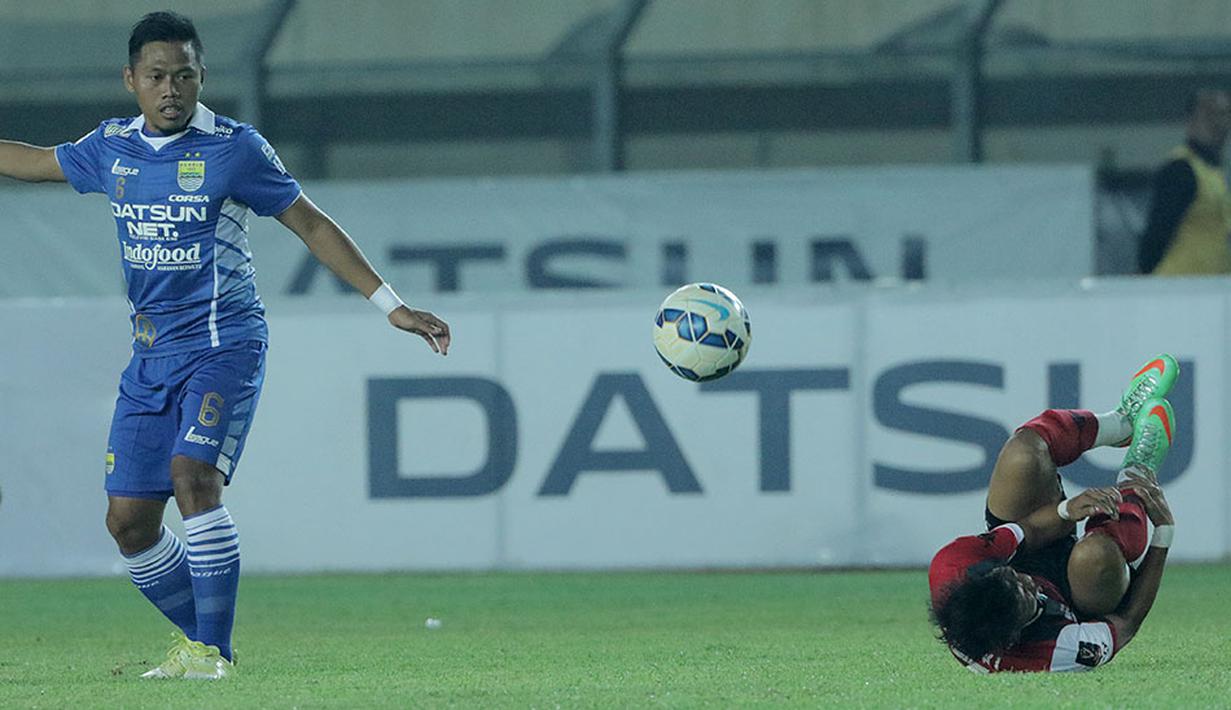 Aksi Tony Sucipto asal Persib Bandung saat melawan Persiba Balikpapan dalam turnamen Piala Presiden 2015 di Stadion Si Jalak Harupat, Rabu (2/9/2015). (Bola.com/Peksi Cahyo)