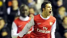 Selebrasi gol dari Robin van Persie yang membuka kemenangan Arsenal 3-0 saat bertamu di St Andrews, kandang Birmingham City, pada partai lanjutan Liga Premier, 1 Januari 2010. AFP PHOTO/GLYN KIRK