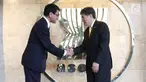 Menteri Luar Negeri Jepang Taro Kono (kiri) berjabat tangan dengan Sekjen ASEAN, Lim Jock Hoi dalam kunjungan ke Gedung Sekretariat ASEAN, Jakarta, Selasa (26/6). Pertemuan menandai hubungan Jepang dan ASEAN yang ke-45. (Liputan6.com/Angga Yuniar)