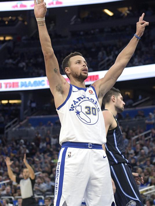 Pebasket Golden State Warriors, Stephen Curry, melakukan selebrasi usai mengalahkan Orlando Magic pada laga NBA di Stadion Amway Center, Sabtu (2/12/2017). Warriors menang 133-113 atas Magic. (AP/Phelan M. Ebenhack)