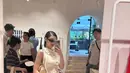 Jennie melengkapi penampilannya dengan sunglasses dan sandal yang juga berwarna putih. [Foto: Instagram/jennierubyjane]