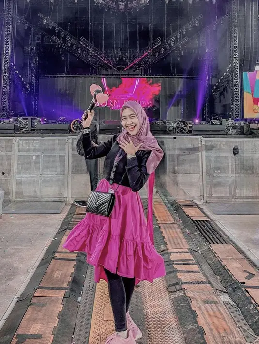 Ria Ricis juga hadir di Konser Blackpink mengenakan atas panjang hitam dipadukan skirt pink serasi dengan kerudungnya. (@riaricis1795)