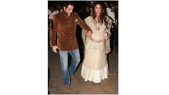 8 Seleb Bollywood Muslim yang Nikah Beda Agama, Namun Tetap Harmonis