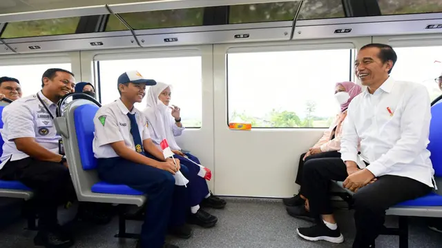 Presiden Joko Widodo atau Jokowi menjajal Kereta Api Lintas Makassar-Parepare dari Depo Kereta Api Maros menuju Stasiun Rammang-Rammang, Kabupaten Maros, Sulawesi Selatan, Rabu (29/3/2023) (Biro Pers Sekretariat Presiden)