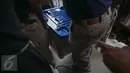 Aparat kepolisian membawa barang bukti kasus pembunuhan Wayan Mirna Salihin, ke Kejari Jakarta Pusat, Jumat (27/5).  Polda Metro Jaya melimpahkan berkas perkara dan tersangka Jessica Kumala Wongso ke Kejari. (Liputan6.com/Faizal Fanani)