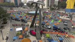 Demonstran yang menuntut pengunduran diri Presiden Meksiko Andres Manuel Lopez Obrador berkemah di perempatan Juarez Avenue dan Reforma Mexico City, Senin (21/9/2020). Para demonstran memutuskan untuk berkemah di jalan, memblokir Jalan Juarez sepenuhnya. (AP Photo/Fernando Llano)