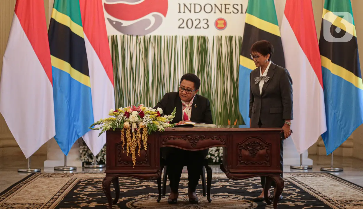 “Indonesia berniat mengekspor beberapa produk lain seperti pupuk, karet ban, makanan, dan minuman. Kami juga telah sepakat untuk menjajaki kemungkinan membangun perjanjian perdagangan preferensial dengan Tanzania,” kata Retno dalam konferensi pers usai pertemuan bilateral tersebut. (Liputan6.com/Faizal Fanani)