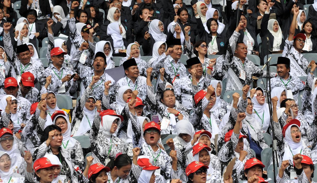 Ribuan guru dari sejumlah daerah menghadiri peringatan HUT Persatuan Guru Republik Indonesia (PGRI) ke-70 di SUGBK, Jakarta, Minggu (13/12/2015). Para guru kecewa karena Presiden jokowi tidak hadir di acara tersebut. (Liputan6.com/Johan Tallo)