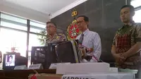 Polisi menunjukkan sebagian barang bukti atas tersangka MK. (Liputan6.com/Edhi Prayitno Ige)