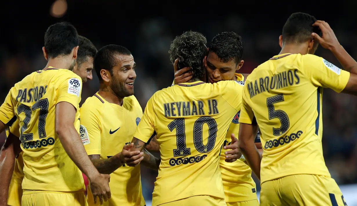 Pemain PSG, Neymar bersama rekan setimnya merayakan gol ke gawang Guingamp dalam lanjutan Liga Prancis di stadion Roudourou, Minggu (13/8). Tampil perdana bersama PSG, Neymar menyumbang satu gol dan mengirimkan satu assist. (AP Photo/Kamil Zihnioglu)