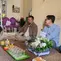 VP Corporate Communication BCA, Wendiyanto Saputro saat menyambangi kediaman Arie Basuki jurnalis Merdeka.com dikediamanya di Perumahan Palem Ganda Asri, Depok. (Liputan6.com/Dicky Agung Prihanto)