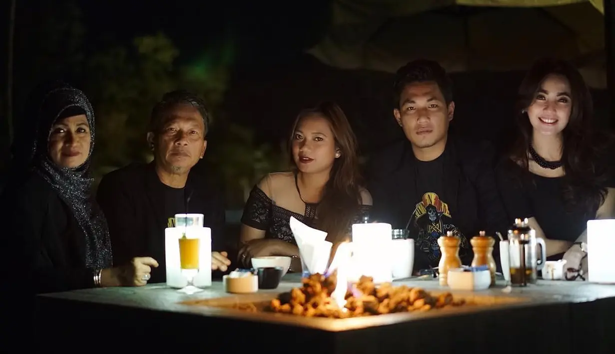 Rizal menambahkan, bahwa kenapa tidak dari dulu dirinya melamar sang kekasih yang telah bertahun-tahun dipacari tersebut. Ia pun berdoa supaya diberi kelancaran hingga hari pernikahannya. (Instagram/rizalarmada)