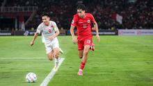 Striker Timnas Indonesia, Rafael Struick (kanan) beradu lari dengan kapten Vietnam, Do Hung Dung untuk mengejar bola pada laga Grup F kualifikasi Piala Dunia 2026 Zona Asia di Stadion Utama Gelora Bung Karno (SUGBK), Senayan, Jakarta, Kamis (21/3/2024). (Bola.com/Bagaskara Lazuardi)
