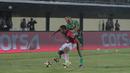 Pemain Bali United, Hasim Kipuw (kiri) berebut bola dengan pemain PS TNI pada lanjutan Liga 1 2017 di Stadion Kapten I Wayan Dipta, Gianyar, Bali (20/102017). Bali United menang 2-1. (Bola.com/NIcklas Hanoatubun)