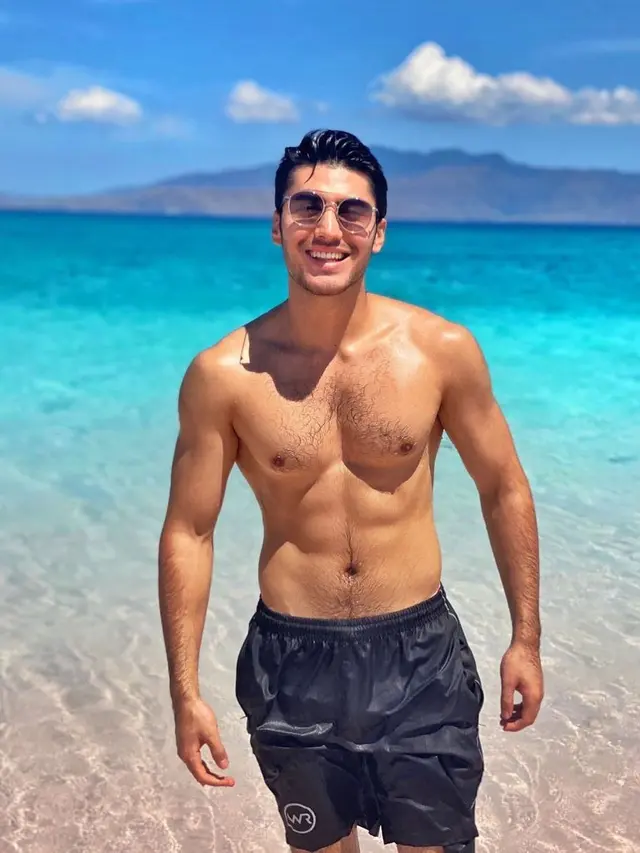 7 Gaya Valentino Peter Pamer ABS Ini Curi Perhatian