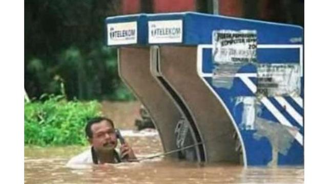 6 Kelakuan Bapak-bapak saat Kebanjiran Ini Bikin Geleng Kepala