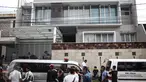 Mobil jenazah terparkir di lokasi perampokan sadis yang terjadi di Jalan Pulomas Utara, Kayuputih, Pulogadung, Jakarta Timur, Selasa (27/12). Enam penghuni rumah berlantai 2 itu tewas dan lima lainnya dilarikan ke rumah sakit. (Liputan6.com/Faizal Fanani)