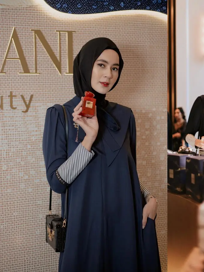 Potret Paula Verhoeven Tampil Elegan dengan Hijab dan Navy Gown di Acara Beauty Eksklusif