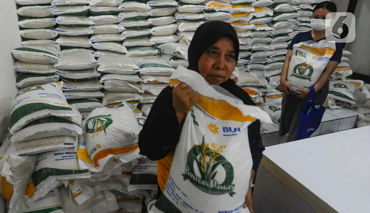 Keluarga penerima manfaat (KPM) membawa bantuan sosial pangan beras saat berlangsung penyaluran di kantor Kelurahan Meruyung, Depok, Sabtu  (11/5/2024). (merdeka.com/Arie Basuki)