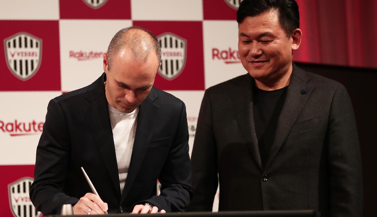 Andres Iniesta (kiri) menandatangani kontrak saat bersama Vissel Kobe di Tokyo, (24/5/2018). Andres memilih bergabung dengan Vissel Kobe selama tiga musim. (AFP/Behrouz Mehri)